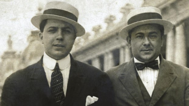En 1916, Gardel y Razzano arrasan con un número de varieté en el Teatro Odeón. 