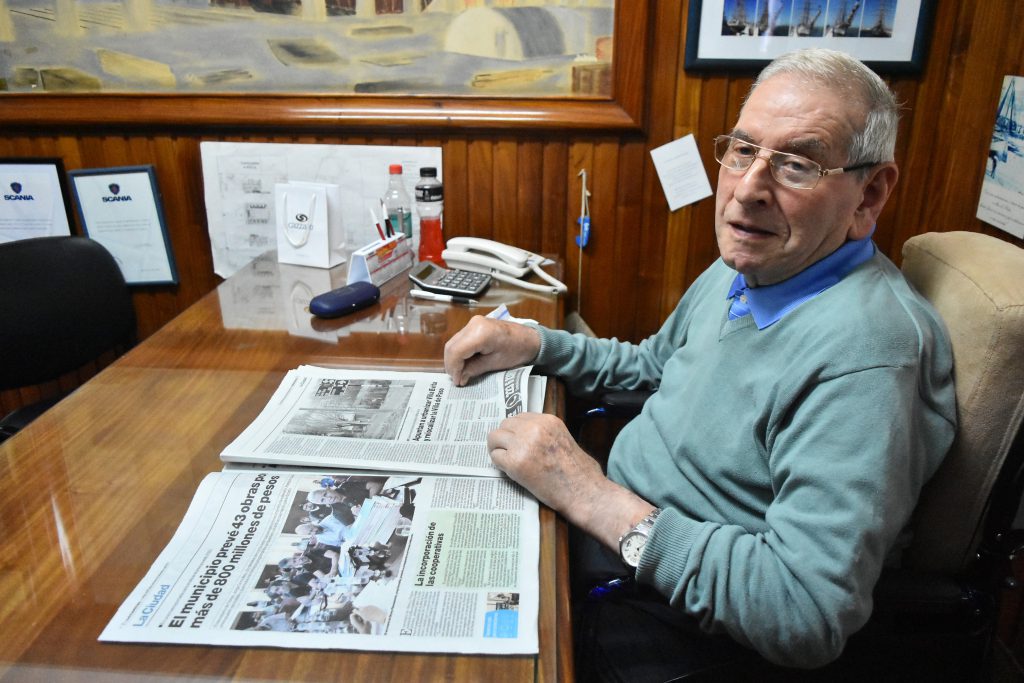 Federico Contessi (88), en su recorrida habitual por el astillero también lee el diario LA CAPITAL.
