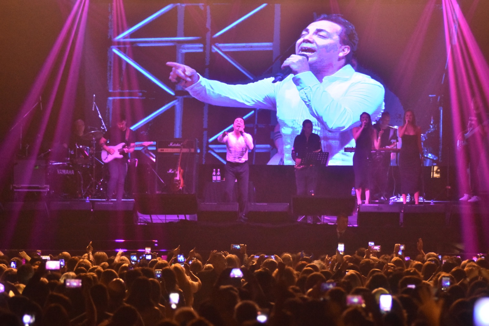 El cantante mexicano se presentó ante una multitud que colmó el espacio cultural del Paseo Aldrey.