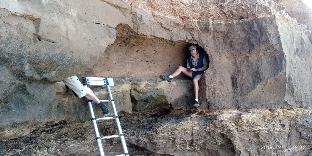 Fernando Scaglia, técnico del Museo Sacglia, en una cueva de unos 3 millones de años de antigüedad, a metros de la quinta presidencial de Chapadmalal. 