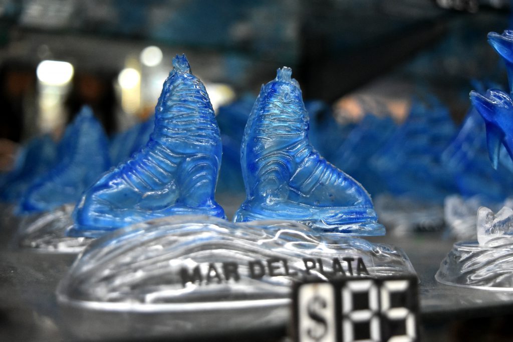 Las figuras que cambian de color según las variaciones del clima lideran el ranking entre los recuerdos de Mar del Plata más vendidos.