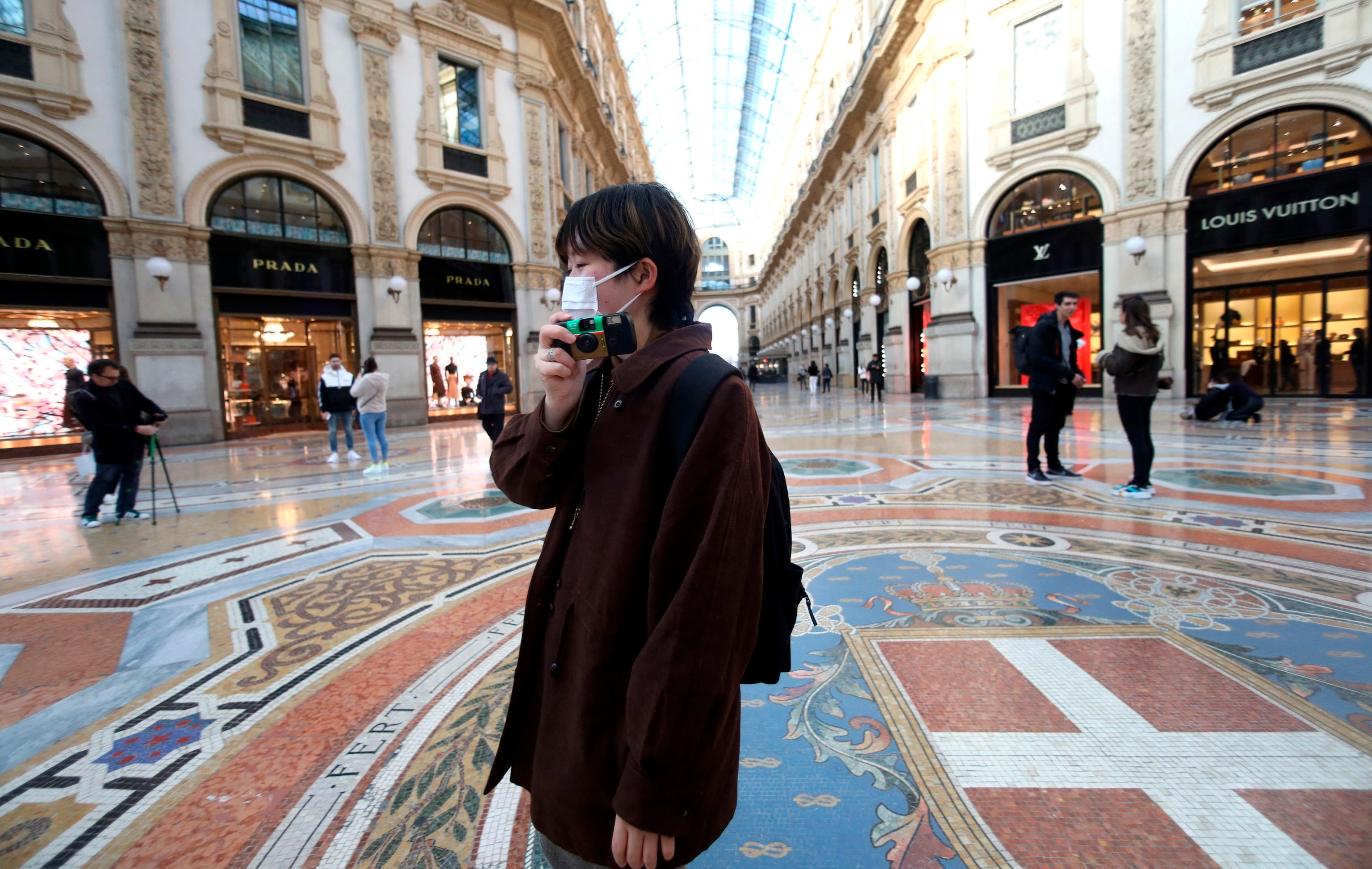 Una mujer con máscara protectora en una calle de Milán. Foto: EFE | EPA | Marco Ottico.