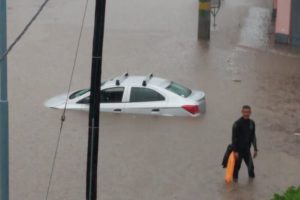 Un auto con el agua hasta casi llegar a las ventanas, en Caraza y Florencio Sánchez