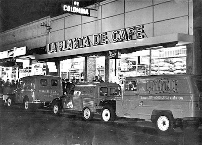 El local original de la firma Cabrales y aquellas recordadas furgonetas de reparto. FOTO: Archivo Diario La Capital.