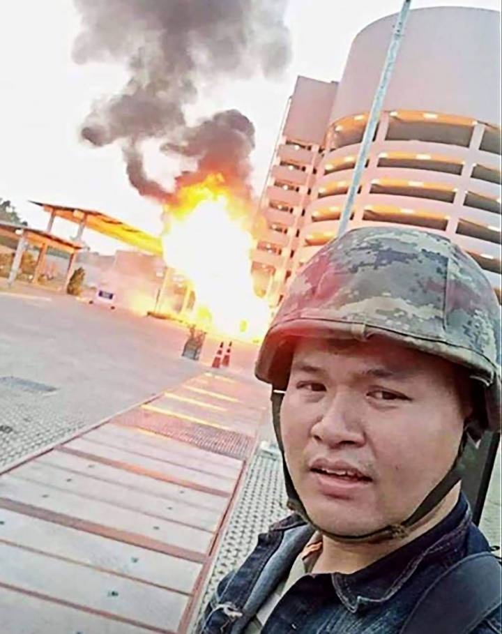 Imagen del sargento tailandes durante el inicio del ataque.