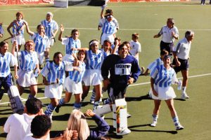 Todavía no eran Las Leonas, pero ya mostraban sus garras afiladas. La vuelta olímpica de las mujeres argentinas en hockey sobre césped.
