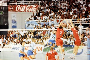 De lo mejor de los Juegos. Jorge Elgueta supera el bloqueo de Estados Unidos en la final del vóleibol en un Polideportivo repleto.