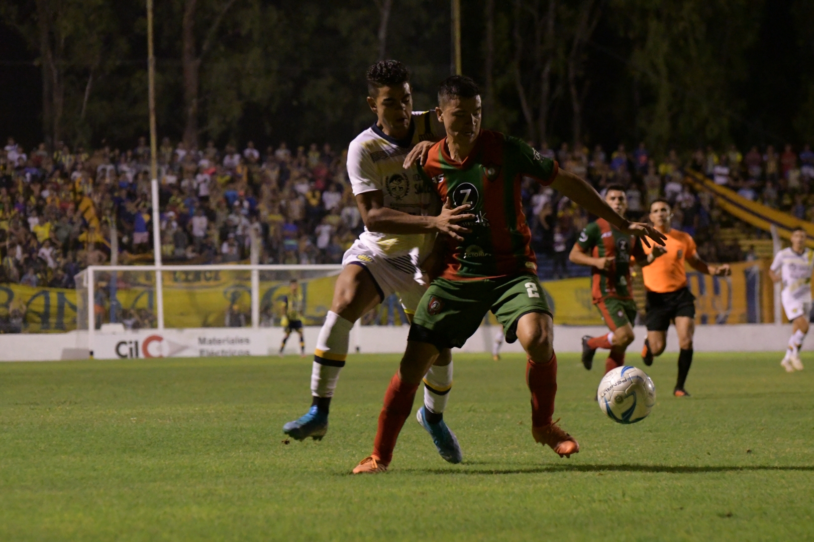 Gastón García aguanta la pelota ante Tomás Garro. Círculo no lo sostuvo en San Luis. (Foto gentileza diario La República)