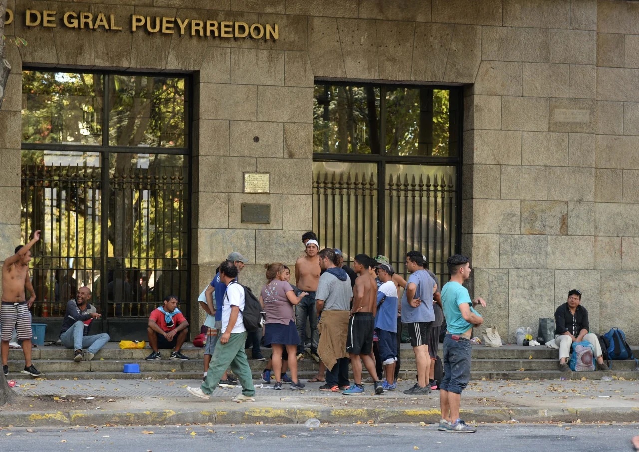 El 21 de marzo las personas en situación de calle protestaron frente a la Municipalidad.