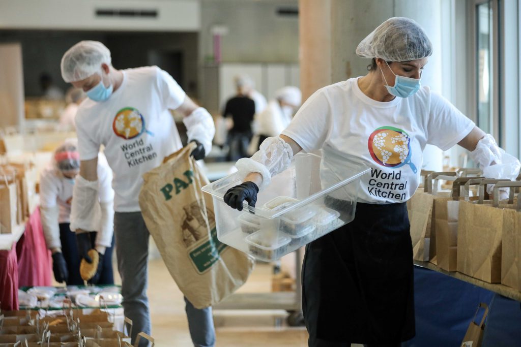 La ONG del cocinero español José Andrés ,WCK, prepara bolsas de comida para los mas necesitados