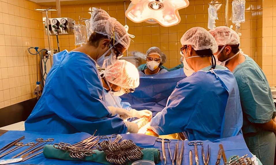 El equipo médico trabajó siete horas para realizar el trasplante.