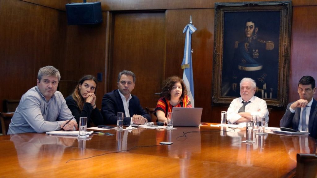Analía Rearte (segunda de izq a der), en reunión con la secretaria de Acceso a la Salud, Claudia Vizzotti y el ministro de Salud, Ginés González García.