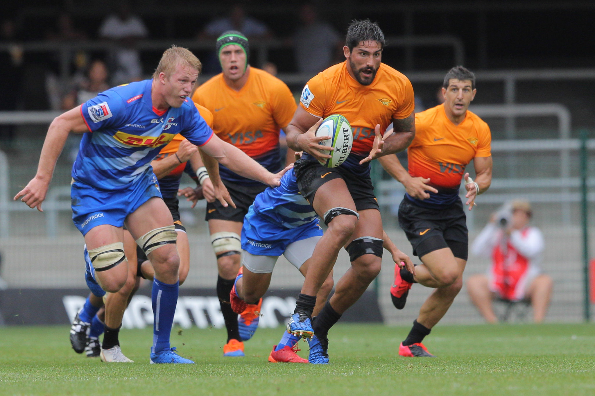El tandilense Rodrigo Bruni en acción ante los Stormers sudafricanos. Foto: Prensa Jaguares | Halden Krog | C&CPA.