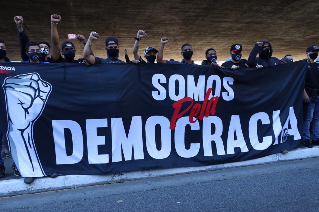 Organizaciones denominadas "antifascistas" salieron a las calles para pedir "democracia" y la renuncia del presidente Jair Bolsonaro. 