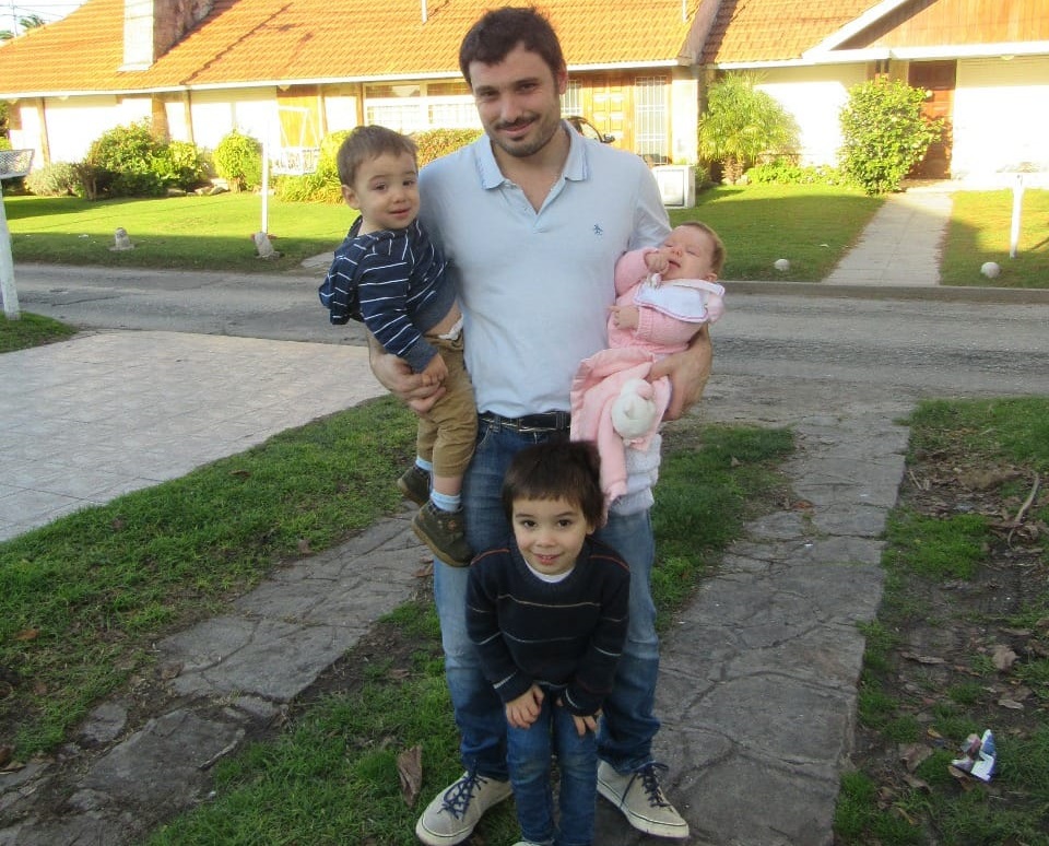 16 Marcelo Molinelli Maratta (médico clínico y residente de anestesia del HIGA) Con sus hijos Agustín de 4 años Manuel 1 año y Milagros de 2 meses