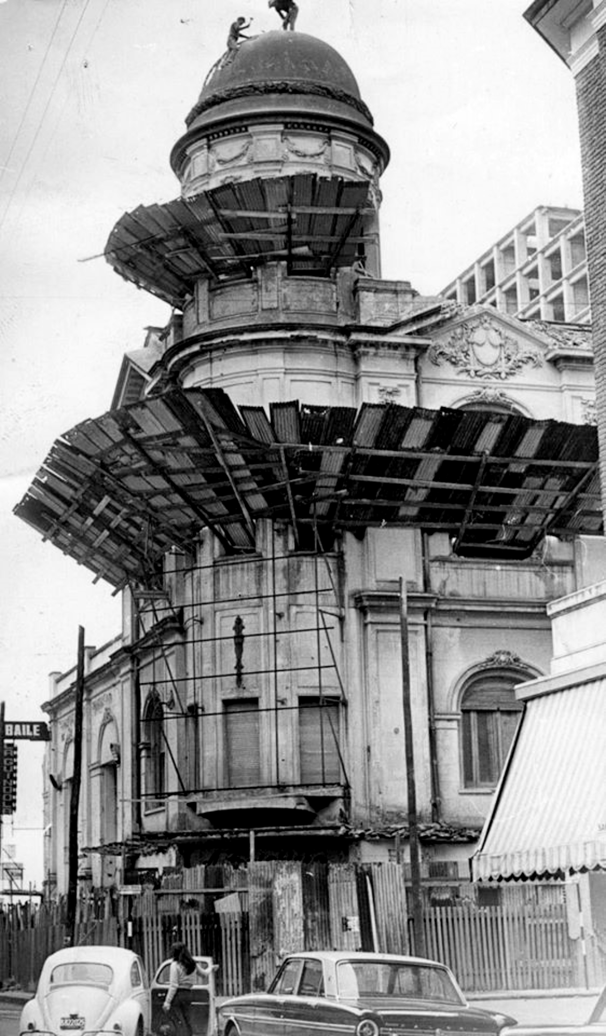 Demolición de lo último que quedaba del Bristol a mediados de la década del '70.
