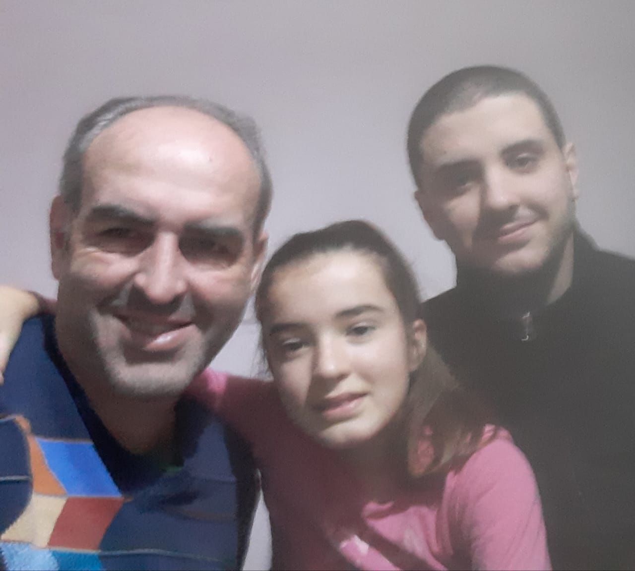 Eduardo Laiz, experimentado médico del HIGA, celebró un nuevo Día del Padre junto a su pequeña hija Valentín y Germán, el mayor de sus dos orgullos.