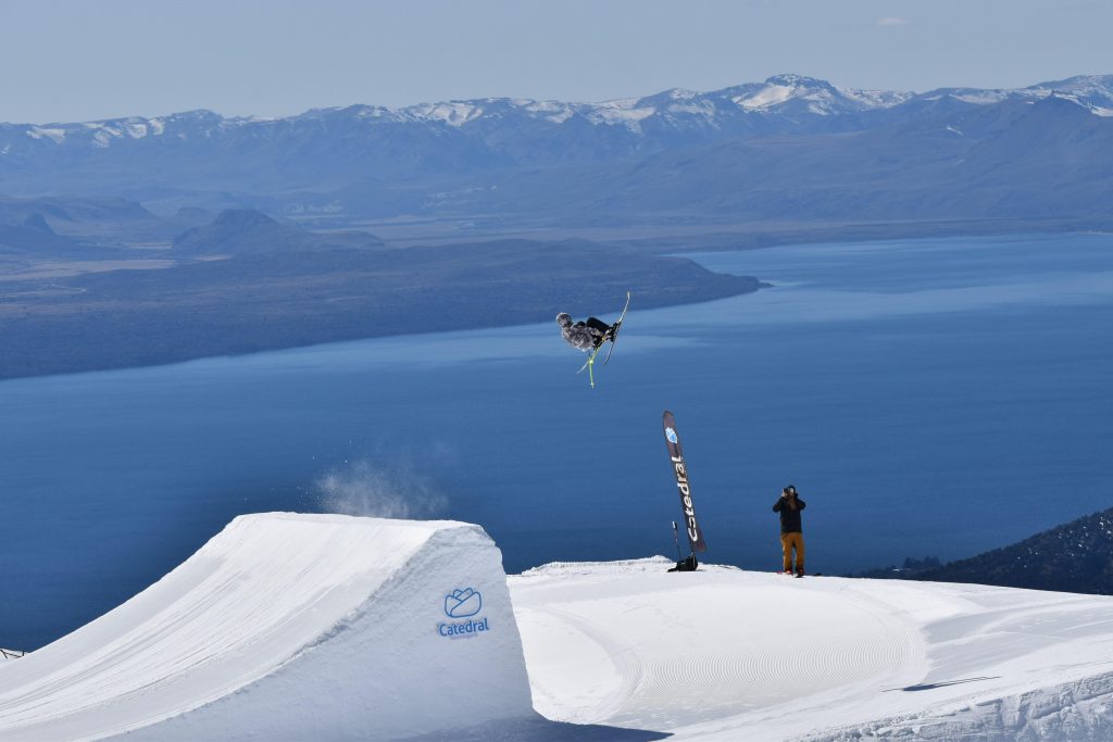  Cristobal Tobal, de 15 años, vuela en su especialidad: las rampas. Compite en Slopestyle pero ahora debe conformarse con el freeride.