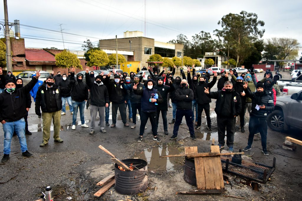 Los trabajadores de la facción opositora a la UTA.