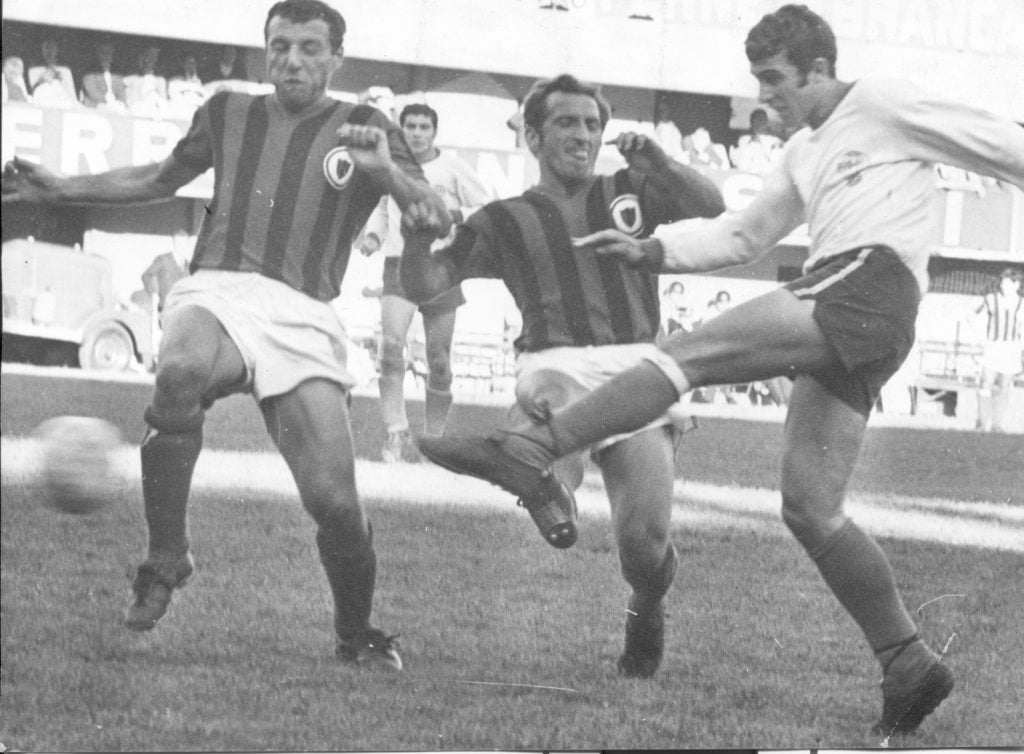 Cruce "Nicha" Sainz ante Huracán en el Nacional de 1969. Llegó a San Lorenzo tras seis años en River.