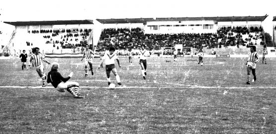 Stringa en acción frente a Vélez, ganando en un mano a mano. Fue la figura de la cancha en aquel empate sin goles en el San Martín.