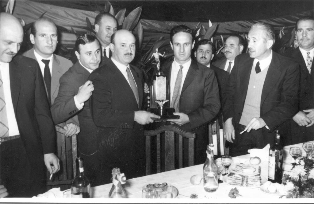 Alfredo Borgnia recibe una distinción de manos de los dirigentes Alfredo Scavuzzo y Aldo Bartolucci. Marcó una época en San Lorenzo.