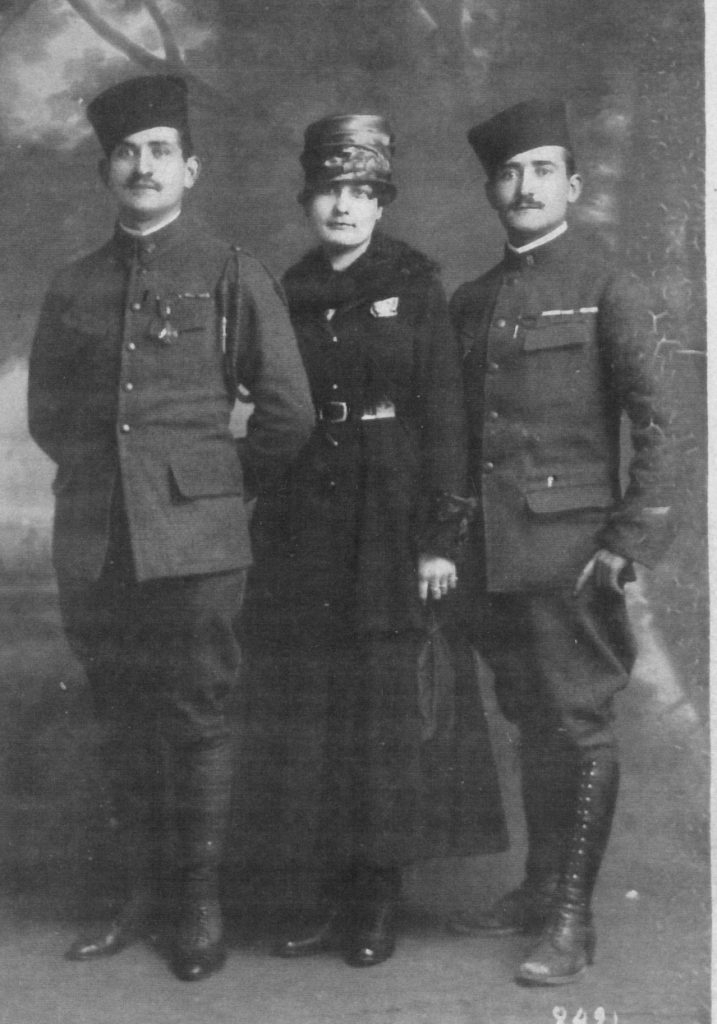 Agustín (a la derecha) y dos de sus hermanos. 