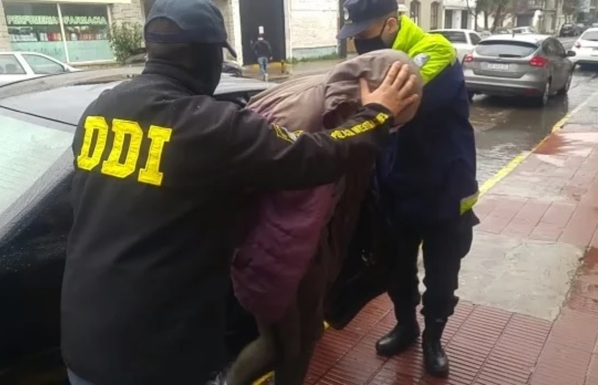 Farías al ser trasladado por la DDI  en una de sus detenciones.