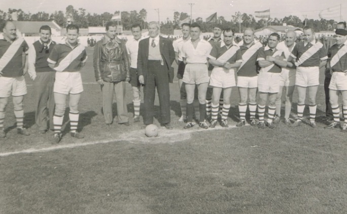 Inauguración de la cancha de Alvarado. Los jugadores junto al presidente Claudio Hernández. Foto Griselda Hernández.