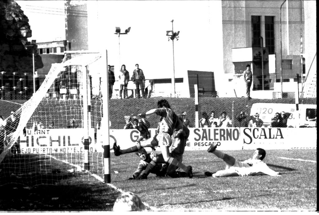 Oscar Delarroca convierte el primer gol en la cantera.