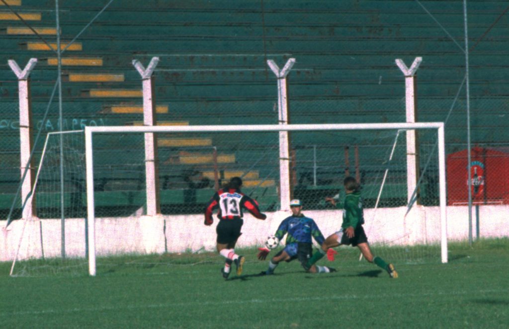 Define Ricardo Falagán en el primer gol de la final ante Kimberley de 1995. También hizo el segundo, que fue el último de Primera A en el estadio "San Martín".