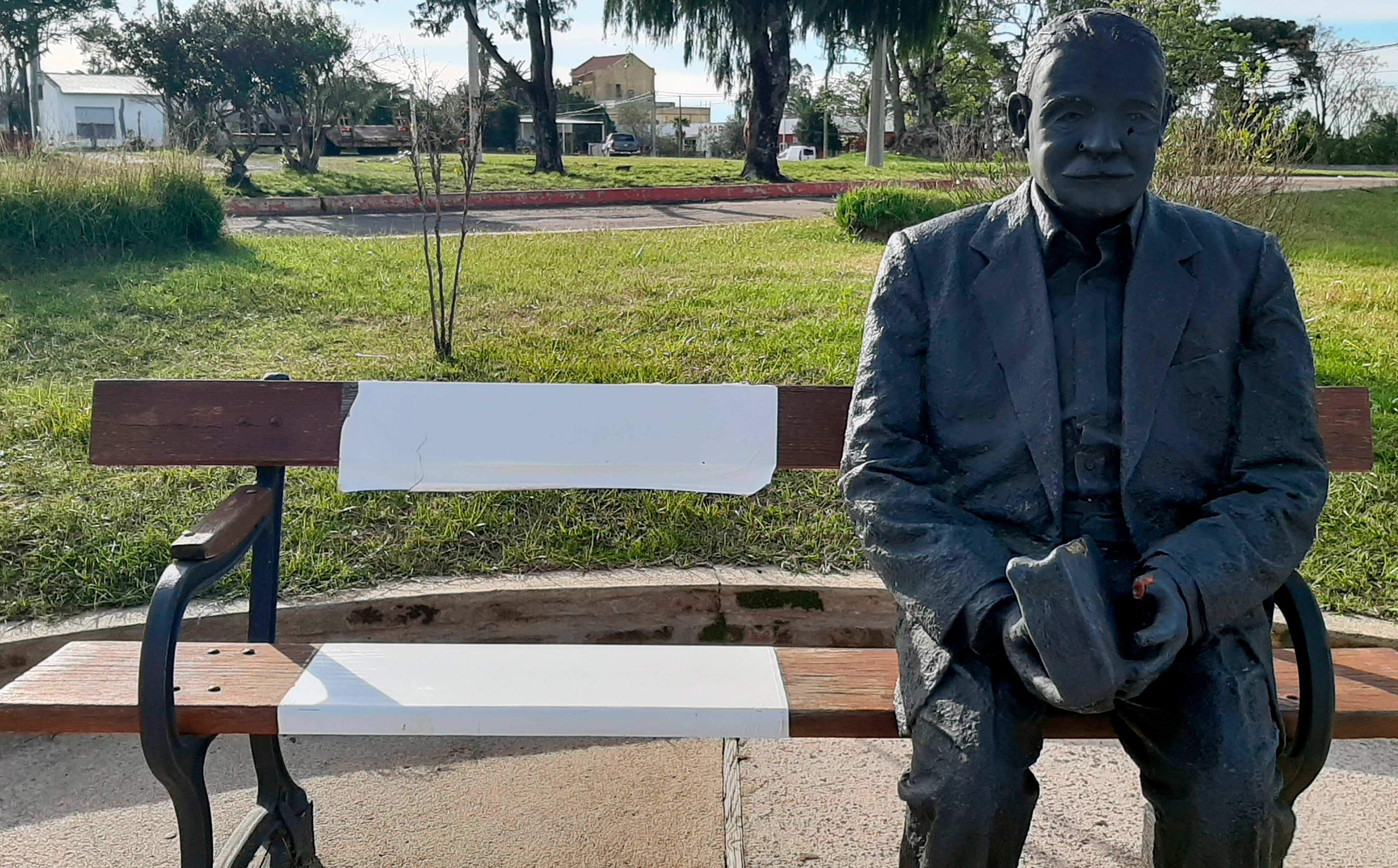 Una estatua de Mario Benedetti en la ciudad de Paso de los Toros, Uruguay. Foto: EFE | Concepción Martín Moreno.