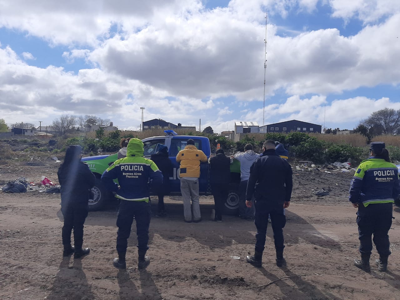 Personal policial interviene ante la usurpación de un terreno en Ayolas y Namuncurá