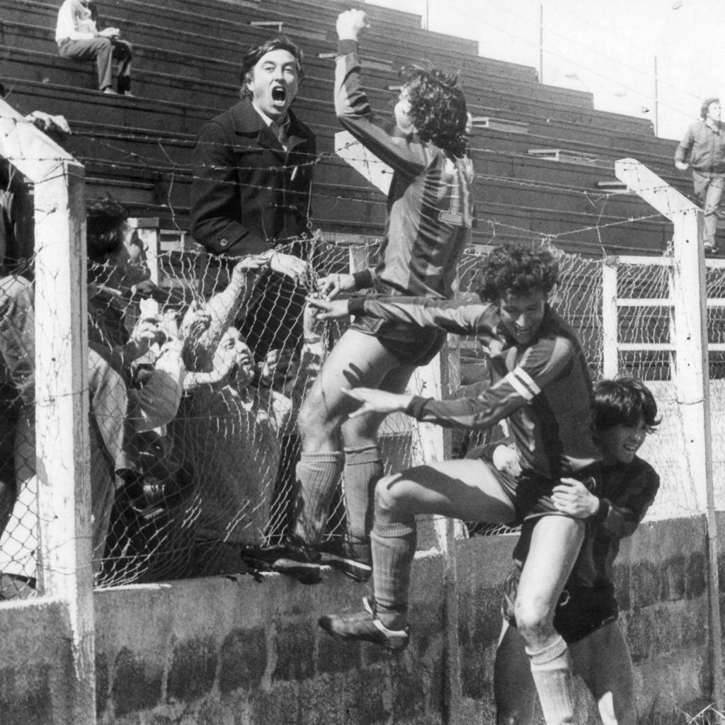 Fidel festeja colgado del alambrado con Roberto Vázquez, Marcos Leiva (10) y Yasushi Kawakami un gol a Mitre en 1984. Pura pasión por San Lorenzo.