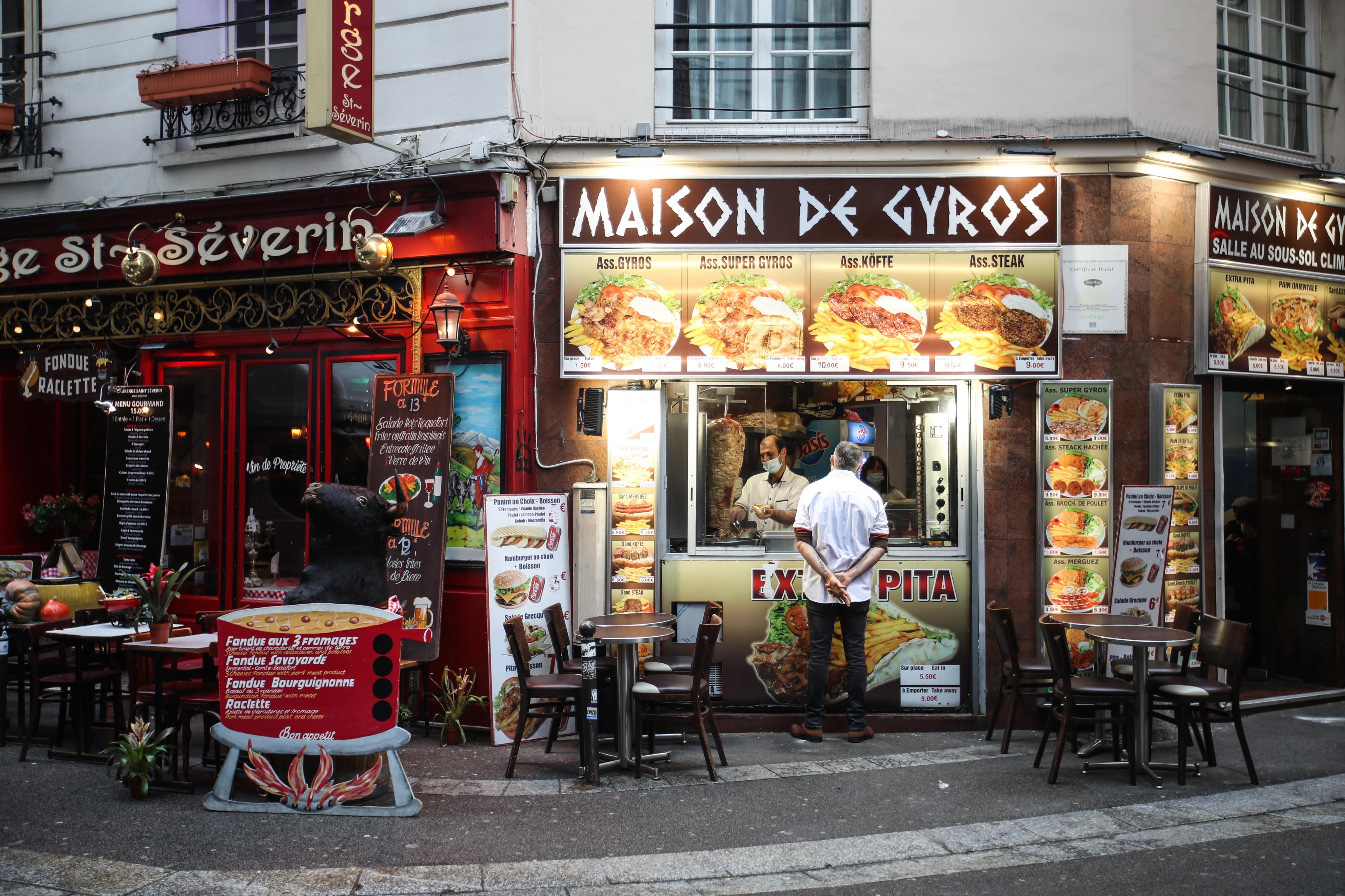 Closing bars in Paris