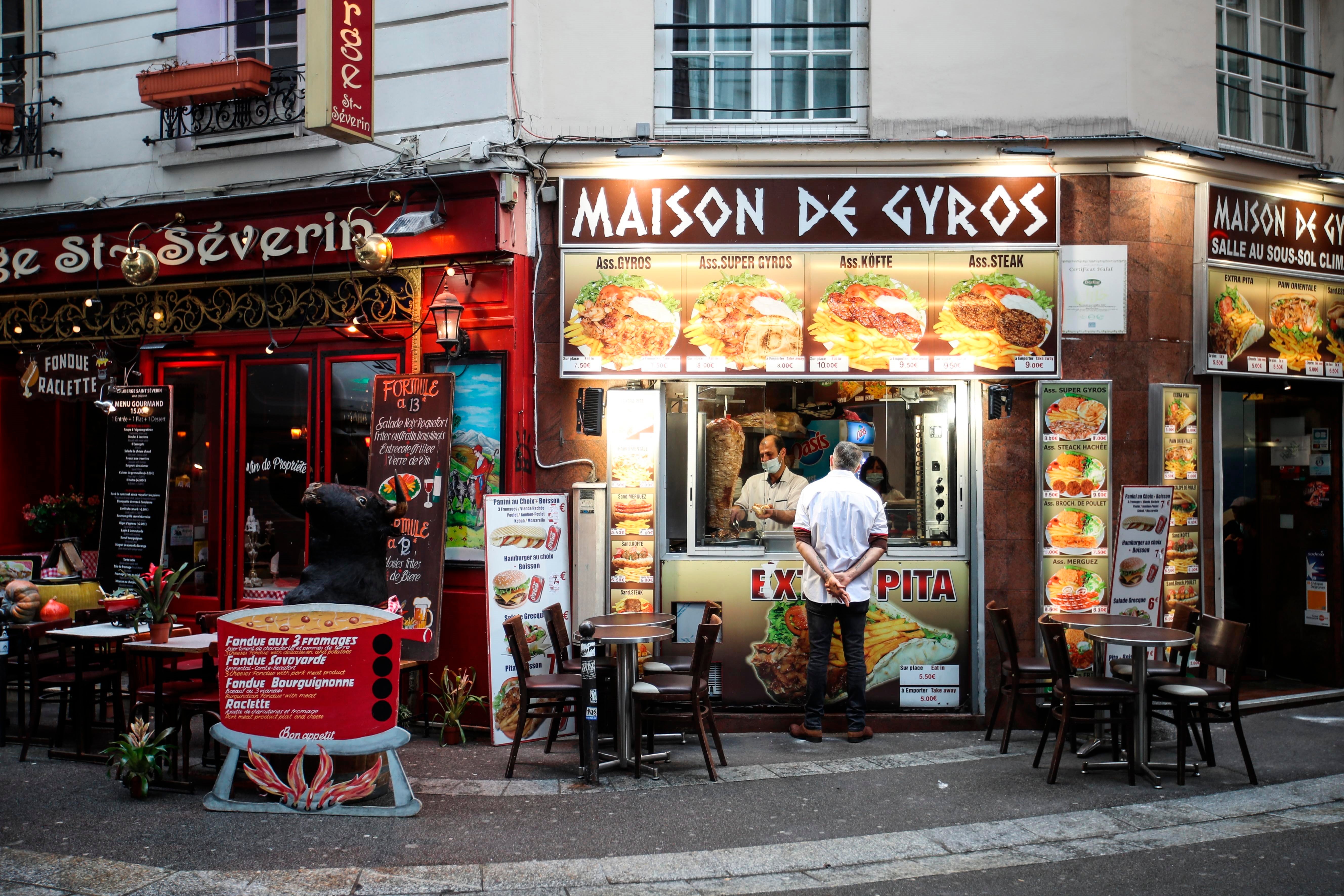 Closing bars in Paris