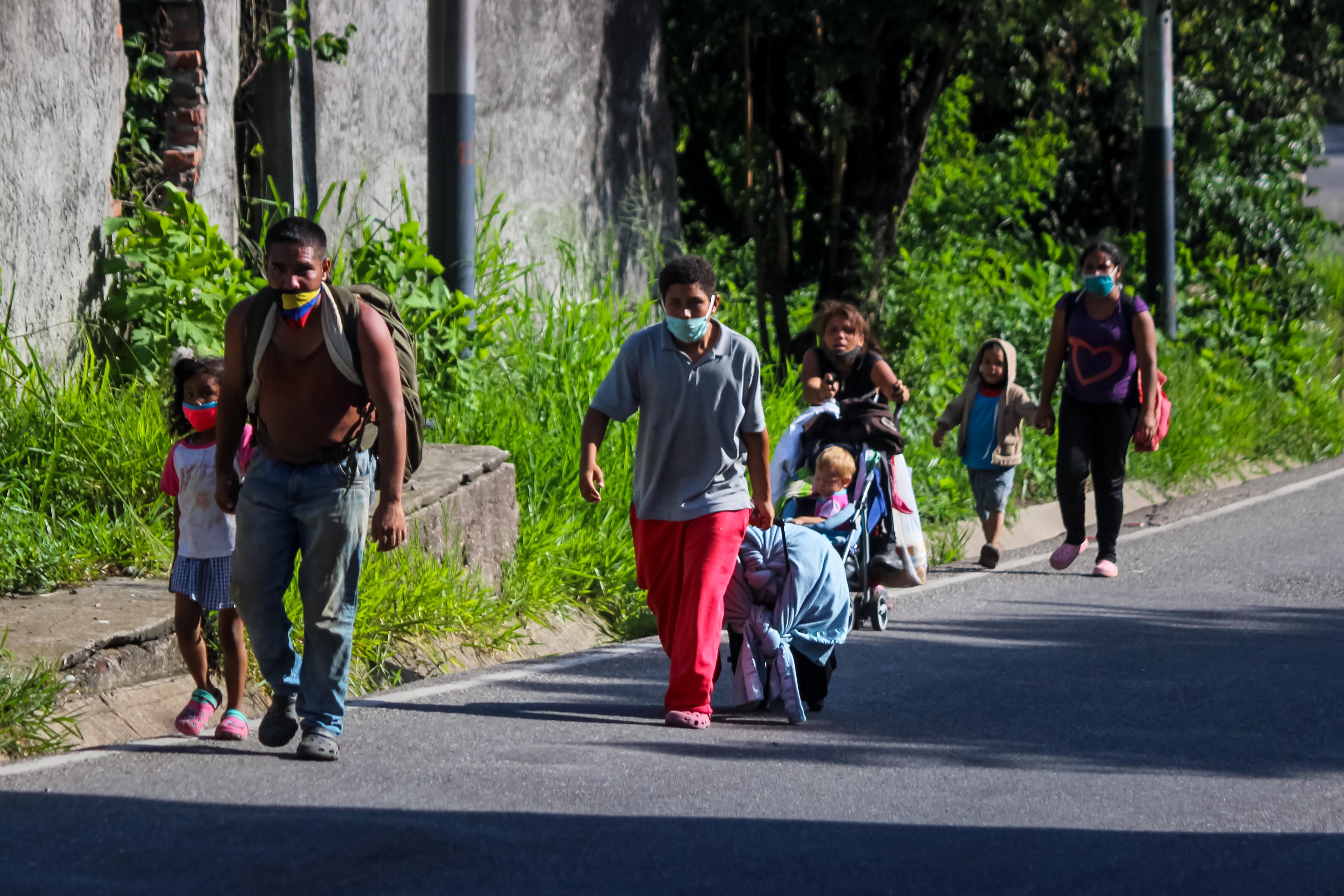 Huir de Venezuela, incluso caminando