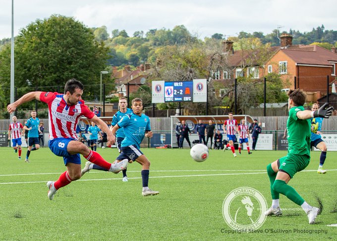 Franco Ravizzoli en acción durante el partido de este sábado ante Dorking Wanderers (Foto Steve O'Sullivan)
