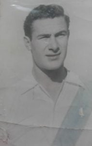 Unión tuvo muchos "futbo-basquetbolistas". Uno de ellos fue Mario Mantoan, quien llegó a jugar en la Selección de fútbol de Mar del Plata en 1957.