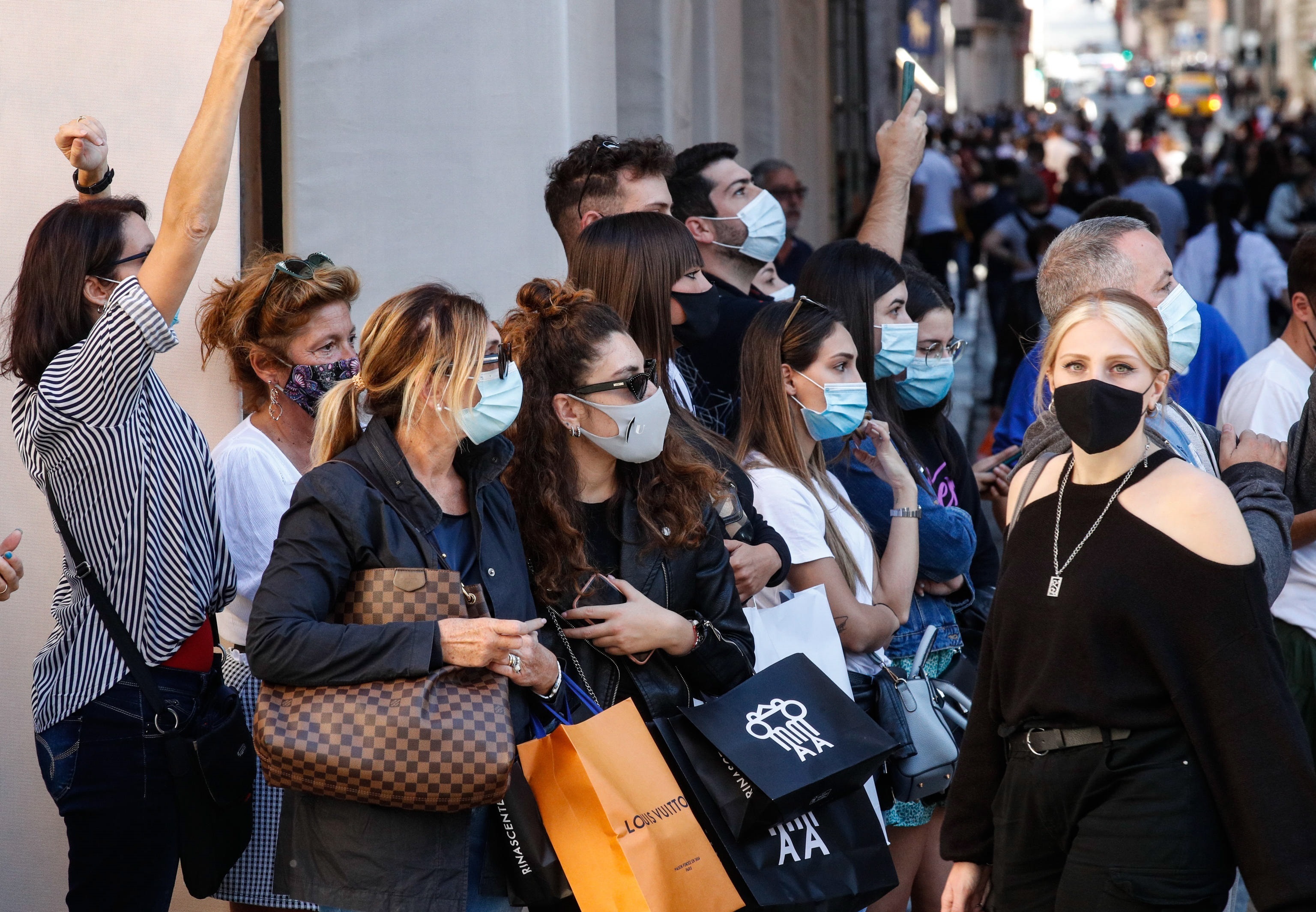 Italia piensa en el toque de queda para locales y limitar el número de personas en reuniones