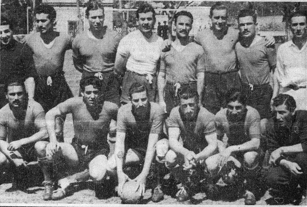 La Selección marplatense del Argentino de 1946. Abajo, con la pelota, Jorge Blanch, su goleador, campeón con Unión al fútbol y con Sporting al básquetbol.