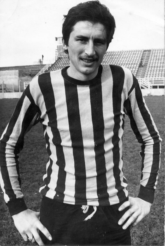 Mauricio Ugozzoli posa en el "San Martín" con la camiseta de Deportivo Norte a comienzos de los '70. En esos años jugó al básquetbol en la primera de Peñarol. 