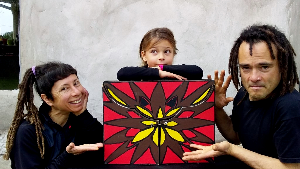 La familia "Andante Cocoliche": Silvana, Marcos y la pequeña Frida.