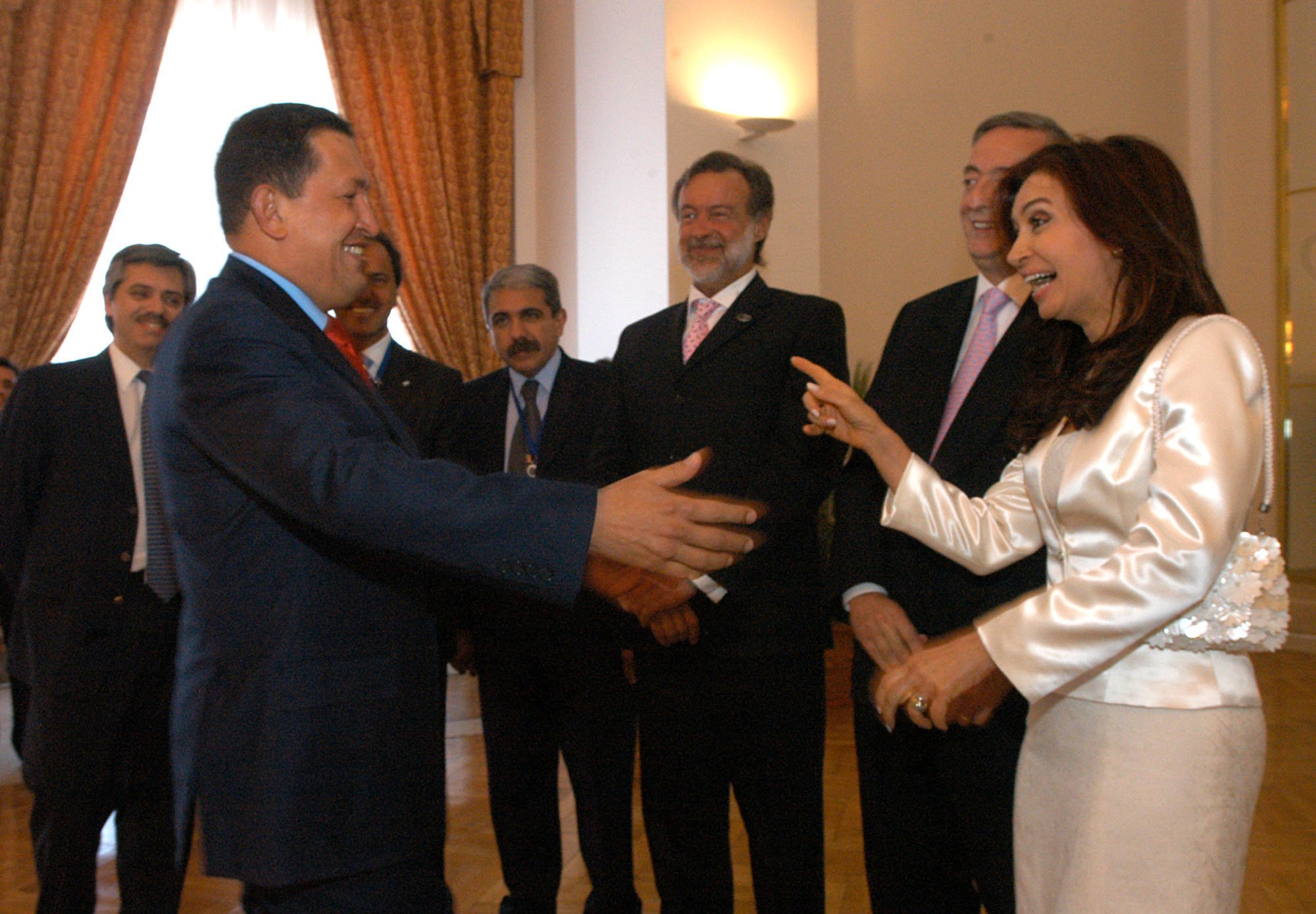  El Presidente Nestor Kirchner y la primera Dama, Cristina Fernandez, saludan al Presidente de Venezuela, Hugo Chavez