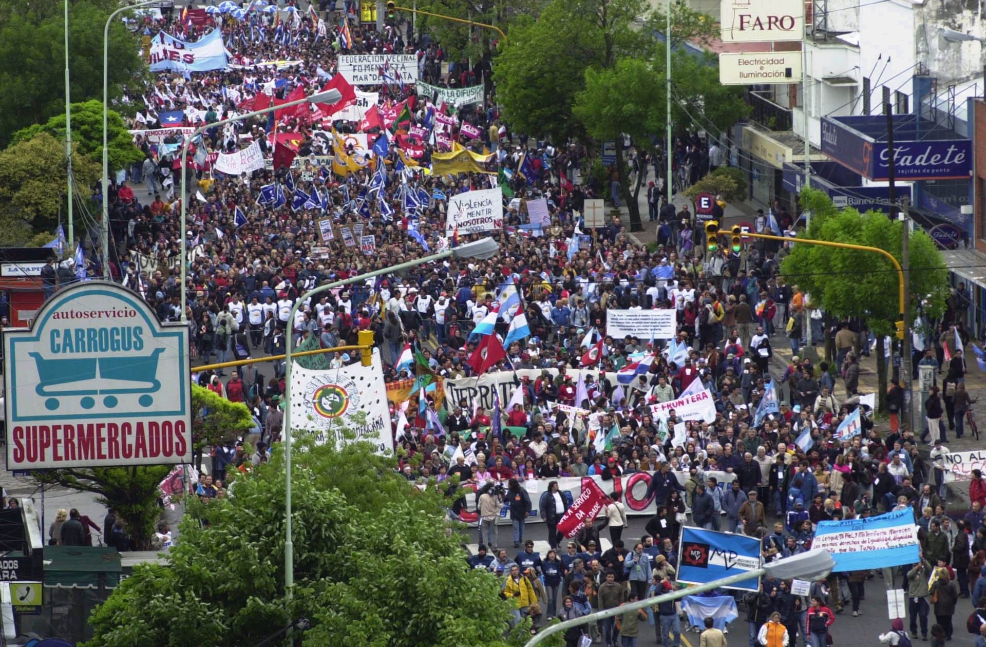  Una multitud participa de la marcha por la Dignidad Latinoamericana 