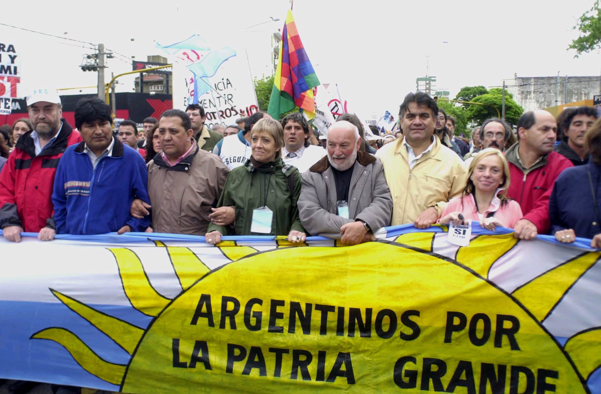  Distintas personalidades entre otros: Miguel Bonasso, Evo Morales, Luis D'Elía, Teresa Parodi, Luis Farinello, Francisco Gutierrez encabezan la marcha 