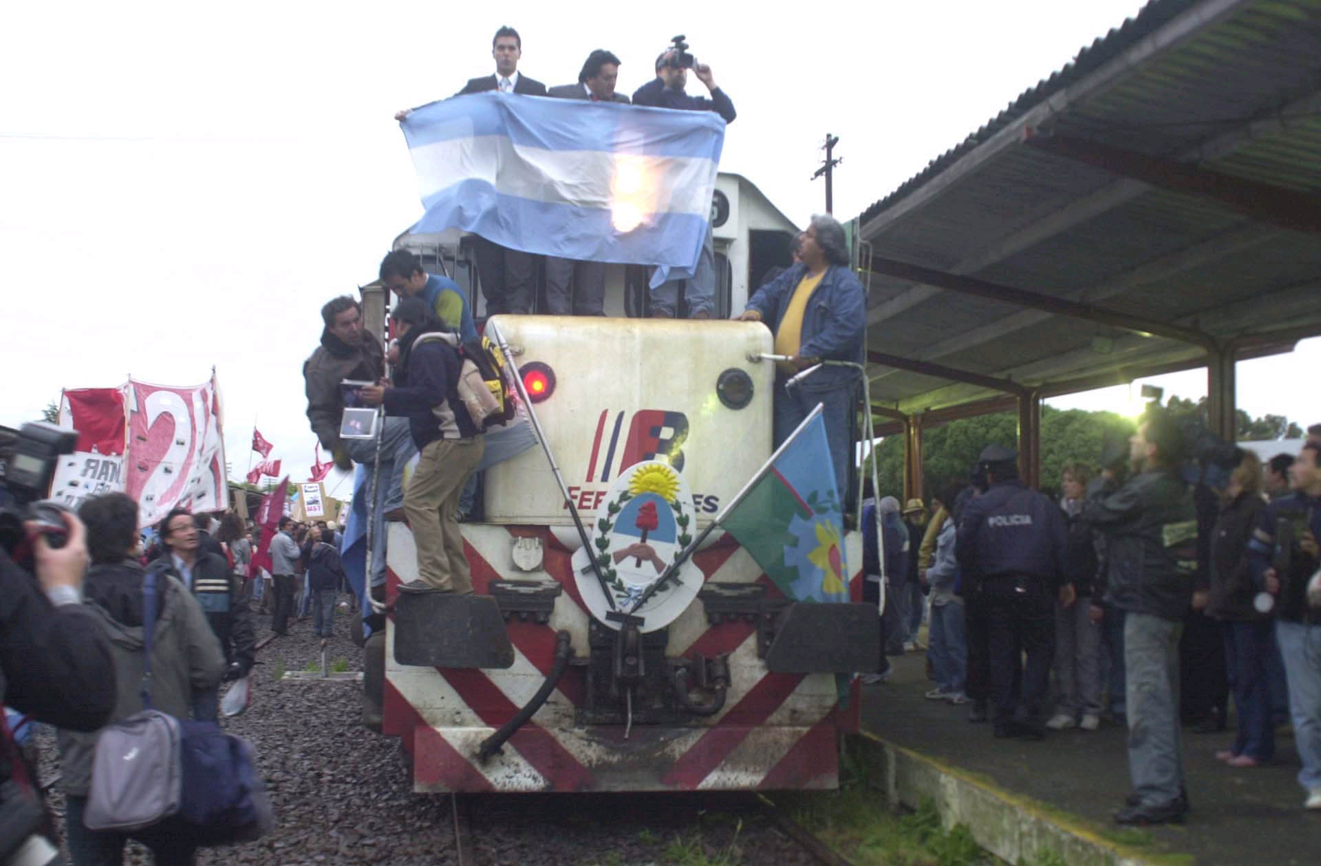  Llegada del "Expreso del Alba" a la estación de Mar del Plata ante la expectativa de la gente. 