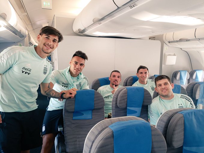 El marplatense Lucas Martínez Quarta en el vuelo de la Selección Argentina rumbo a Lima.