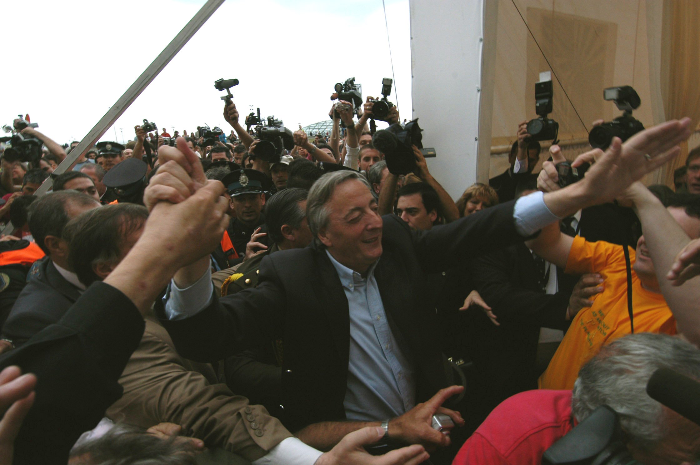 Kirchner saluda a la gente fuera del Hermitage Hotel