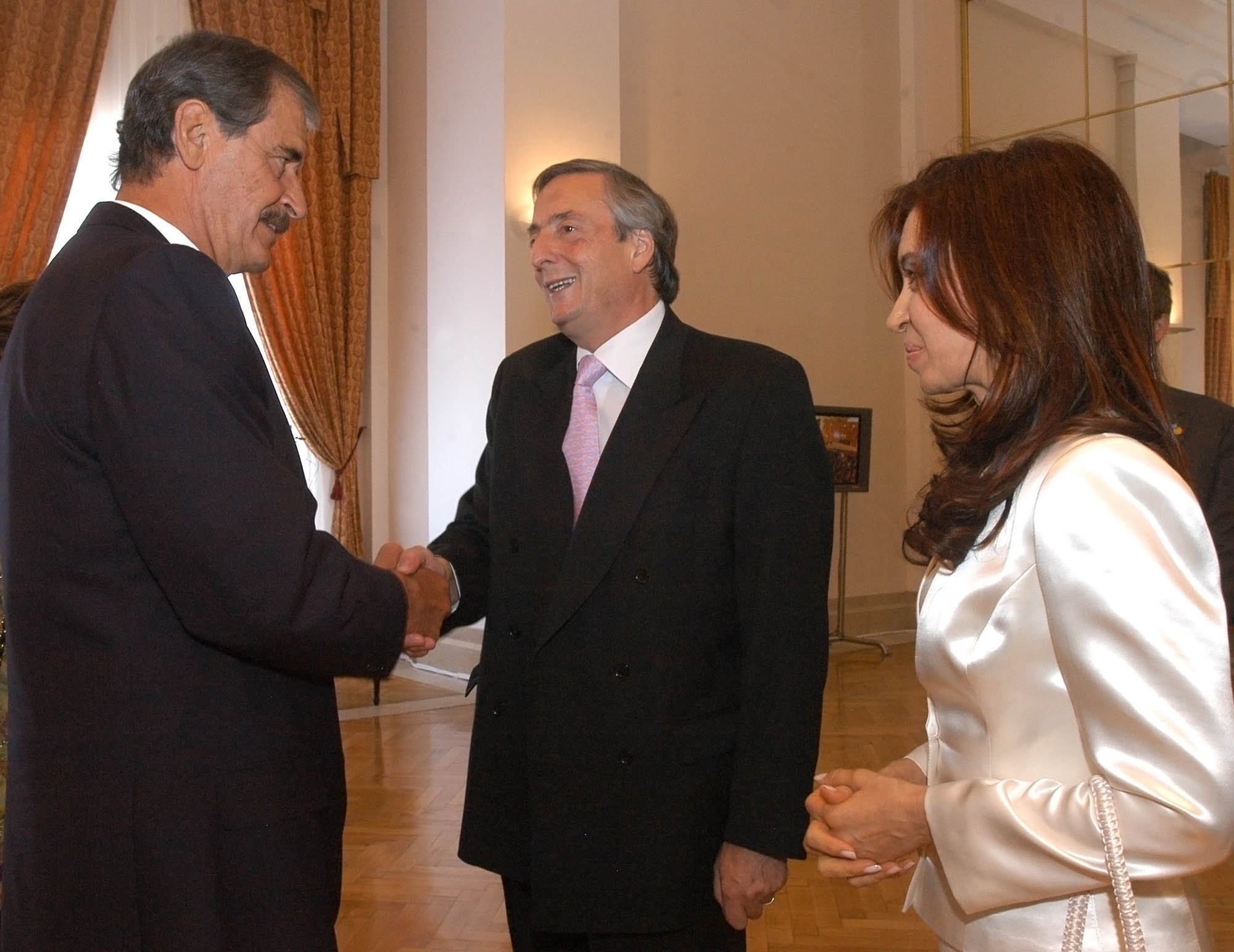 Kirchner saluda a Fox, presidente de México